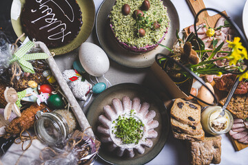 Wielkanocne przysmaki na tradycyjnym polskim stole. © voro