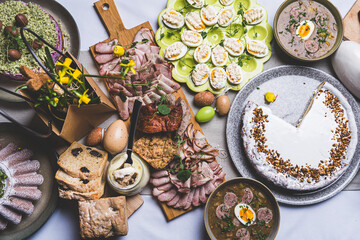 Wielkanocne przysmaki na tradycyjnym polskim stole. © voro