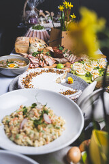 Wielkanocne przysmaki na tradycyjnym polskim stole. © voro