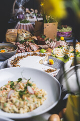 Wielkanocne przysmaki na tradycyjnym polskim stole. © voro