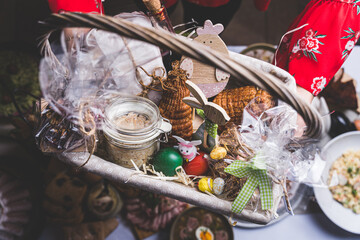 Wielkanocna uczta przy tradycyjnym polskim jedzeniu © voro