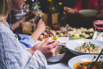 Wielkanocna uczta przy tradycyjnym polskim jedzeniu © voro