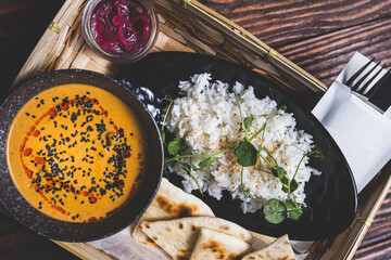 Wielkanocne przysmaki na tradycyjnym polskim stole. © voro