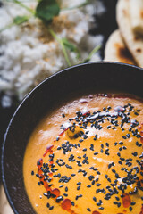 Wielkanocne przysmaki na tradycyjnym polskim stole. © voro