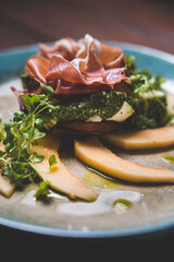 Wielkanocne przysmaki na tradycyjnym polskim stole. © voro