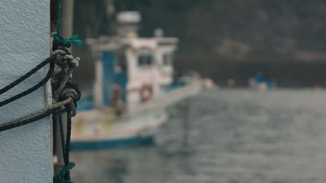 静かな漁港の作業場