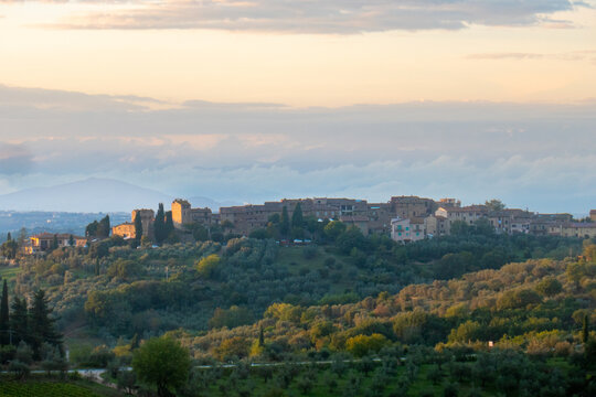 Le colline della Toscana, Italia, con i vigneti di Chianti tra Siena e Firenze lungo la via Romea Sanese