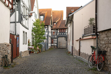 Historische Altstadtgasse mit Fachwerkhäusern in Oberursel im Hochtaunuskreis, Hessen. Ein charakteristisches Stadtbild im Herzen Deutschlands.