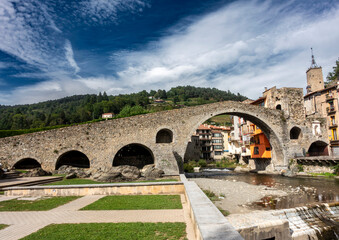 Obraz premium View of the medieval Pont Nou bridge in the charming town of Camprodon, Girona, Catalonia, Spain.