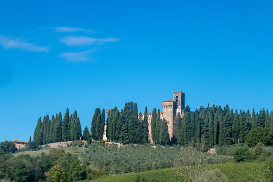 Un caseggiato tra le coltivazioni in Toscana, Italia, nella zona del Chianti tra Siena e Firenze, lungo la via Romea Sanese