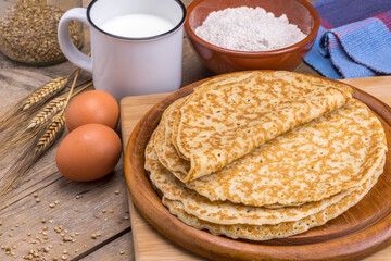 Crepes e ingredientes sobre una mesa rústica