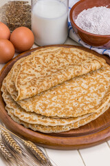 Crepes e ingredientes sobre una mesa.