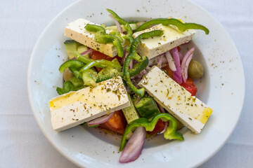 Plato de ensalada griega en un restaurante.