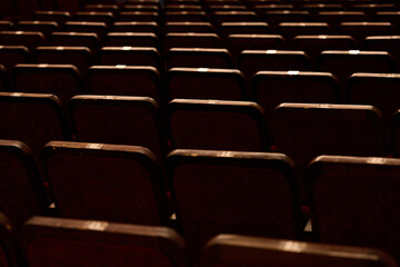 Obraz premium Symmetrical Rows of Brown Chairs