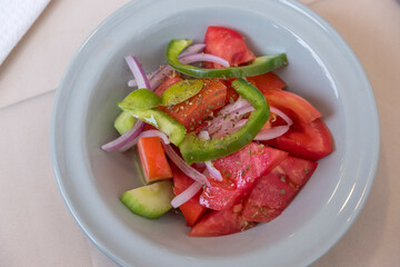 Plato de aperitivo con ensalada en Grecia