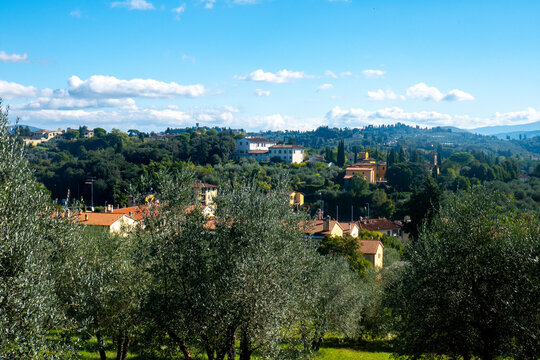I dintorni rurali di Firenze, Toscana, Italia, con alberi, boschi, frutteti, caseggiati