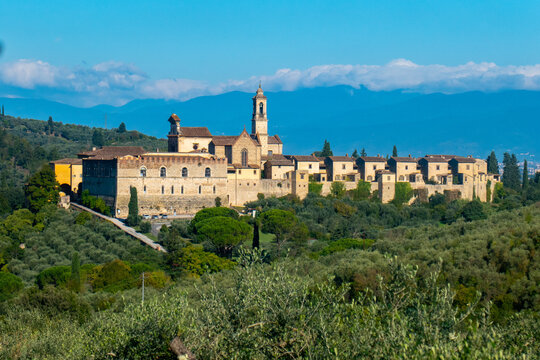 La Certosa di Firenze, Toscana, Italia, attorniata da vigneti , boschi e alberi