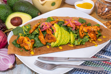 Galette con ensalada, pollo y aguacates