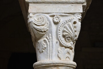 Chapiteau du cloître de la cathédrale Notre-Dame-de-Nazareth à Vaison-la-Romaine. France
