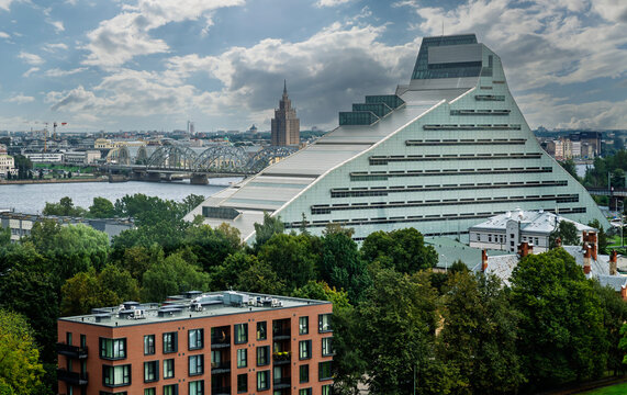 Die Lettische Nationalbibliothek fotografiert aus dem Panorama-Riesenrad "Rigas Eye"; im Hintergrund sieht man das Hochhaus der Lettischen Akademie der Wissenschaften