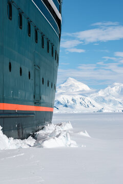 Ship in the Snow, Breaking the Ice in Antarctica