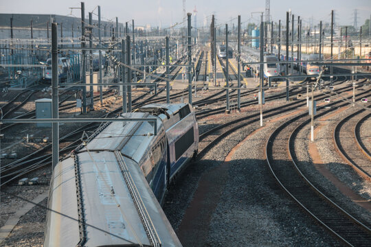 arriv&eacute;e d'un train dans une gare, TGV sur des rails de chemin de fer
