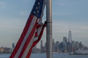 Naklejka premium American Flag with City Skyline in Background – Symbolic Urban Scene Representing Freedom, Patriotism and Modern America