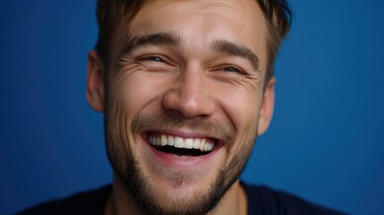 Obraz premium Young adult laughing for the camera