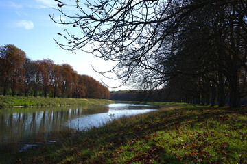 Kanal zum Decksteiner Weiher im Herbst.