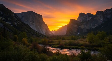 Naklejka premium Vibrant Sunset Colors Paint the Majestic Yosemite Valley Landscape at Golden Hour