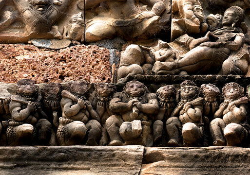 ejercito de simios sobre la puerta