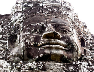 piedra ennegrecida en el rostro de buda