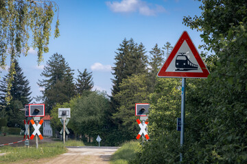 Blinklichter an unbeschranktem Bahnübergang