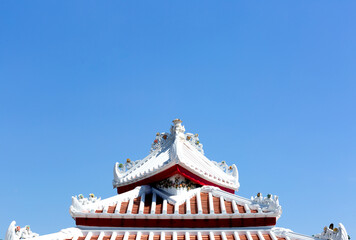 diminutas flores de cerámica en el tejado de la pagoda