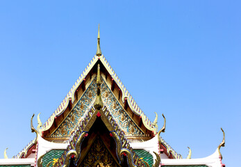 figuras doradas rezando en el friso