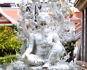 figura con rostro animal en el jardín del templo