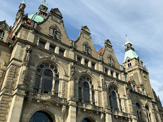 Obraz premium The New Town Hall (Neues Rathaus) in Hannover, Germany – Historic Landmark in Daylight