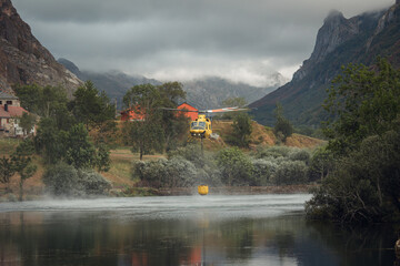 Helicopter collecting water in Valle de Somiedo