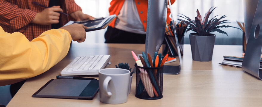 Colleagues in a modern office engage in a productive discussion while collaborating on digital devices. Bright surroundings and creative atmosphere enhance team interaction. SACTR