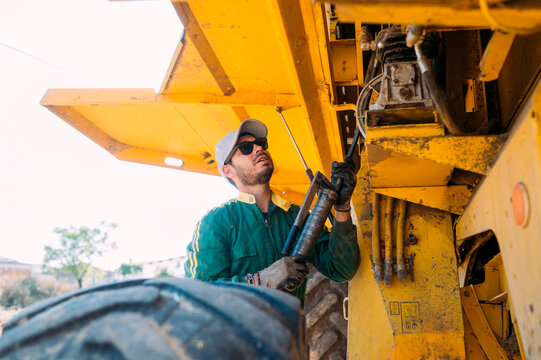 Maintenance work on machinery in Guadalajara