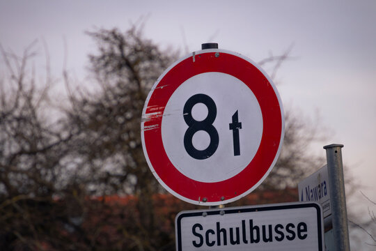 Verkehrsschild kennzeichnet Maximalgewicht von 8 Tonnen