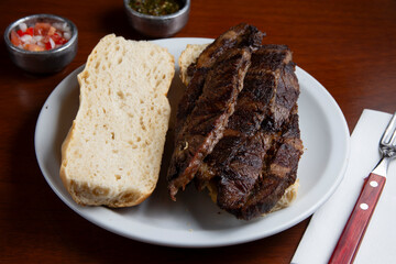 sandwich de carne asada a la parrilla
