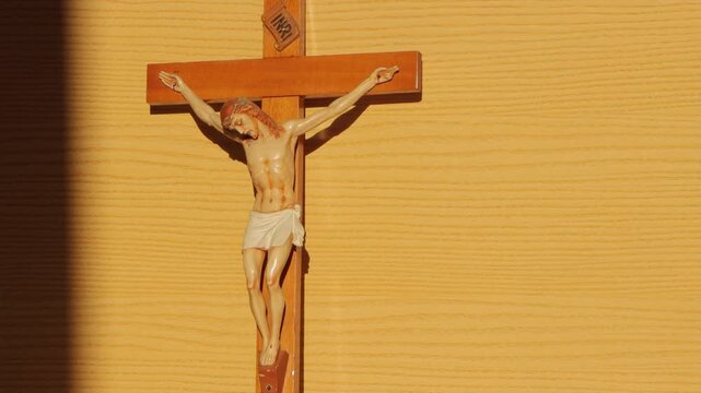 La cruz es un signo de amor que se describe en la fragilidad. Pero a la vez en el amor del Padre que se ofrece en la cruz del hijo