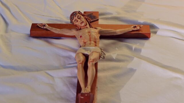 La cruz es un signo de amor que se describe en la fragilidad. Pero a la vez en el amor del Padre que se ofrece en la cruz del hijo
