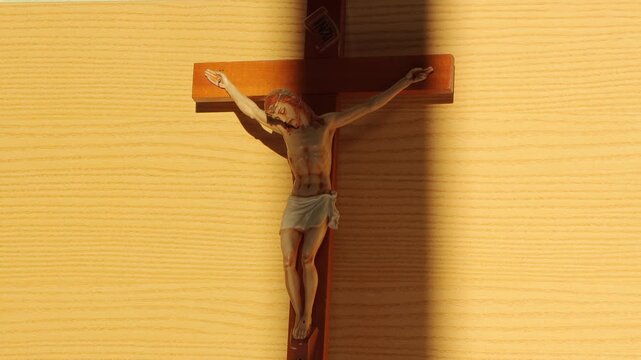 La cruz es un signo de amor que se describe en la fragilidad. Pero a la vez en el amor del Padre que se ofrece en la cruz del hijo