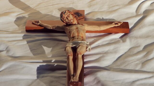 La cruz es un signo de amor que se describe en la fragilidad. Pero a la vez en el amor del Padre que se ofrece en la cruz del hijo