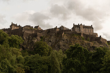 Edinburgh Castle - das Schloss in der schottischen Hauptstadt auf einem Hügel im Zentrum	