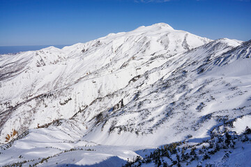 厳冬期の真っ白な白山と青空
