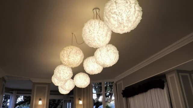 D&eacute;coration &eacute;l&eacute;gante de salle de mariage avec suspensions lumineuses en boules blanches, ambiance raffin&eacute;e et chaleureuse lors d&rsquo;un mariage kurde-tunisien