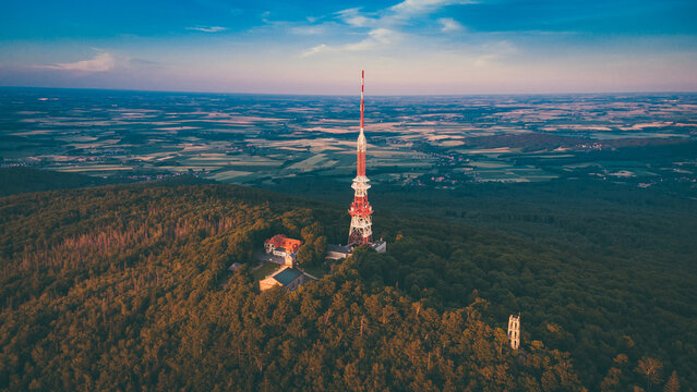 Widok z drona - G&oacute;ra Ślęża wieża telewizyjna - Polska - Dolnyslask - Lowersilesian 